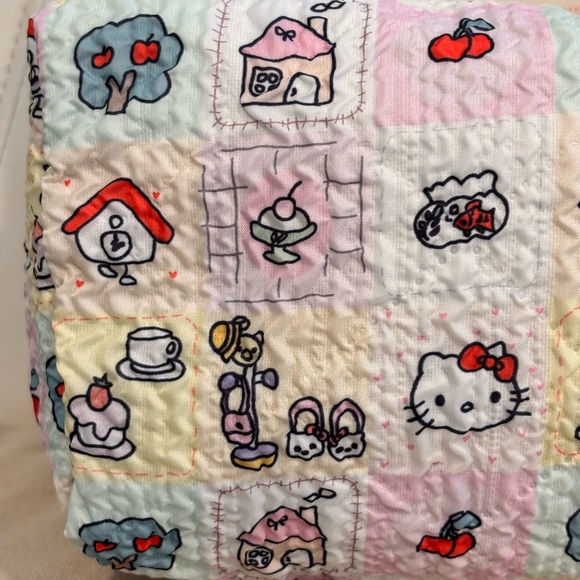 Hello Kitty Quilted Mini Zippered Handbag NEW - Picture 2 of 9